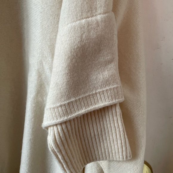 NWOT Vince off-white, oversize, wool-cashmere blend V-neck poncho sweater, XS/S - Picture 8 of 8